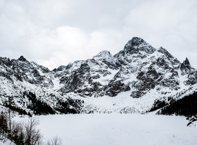 白昼积雪的山